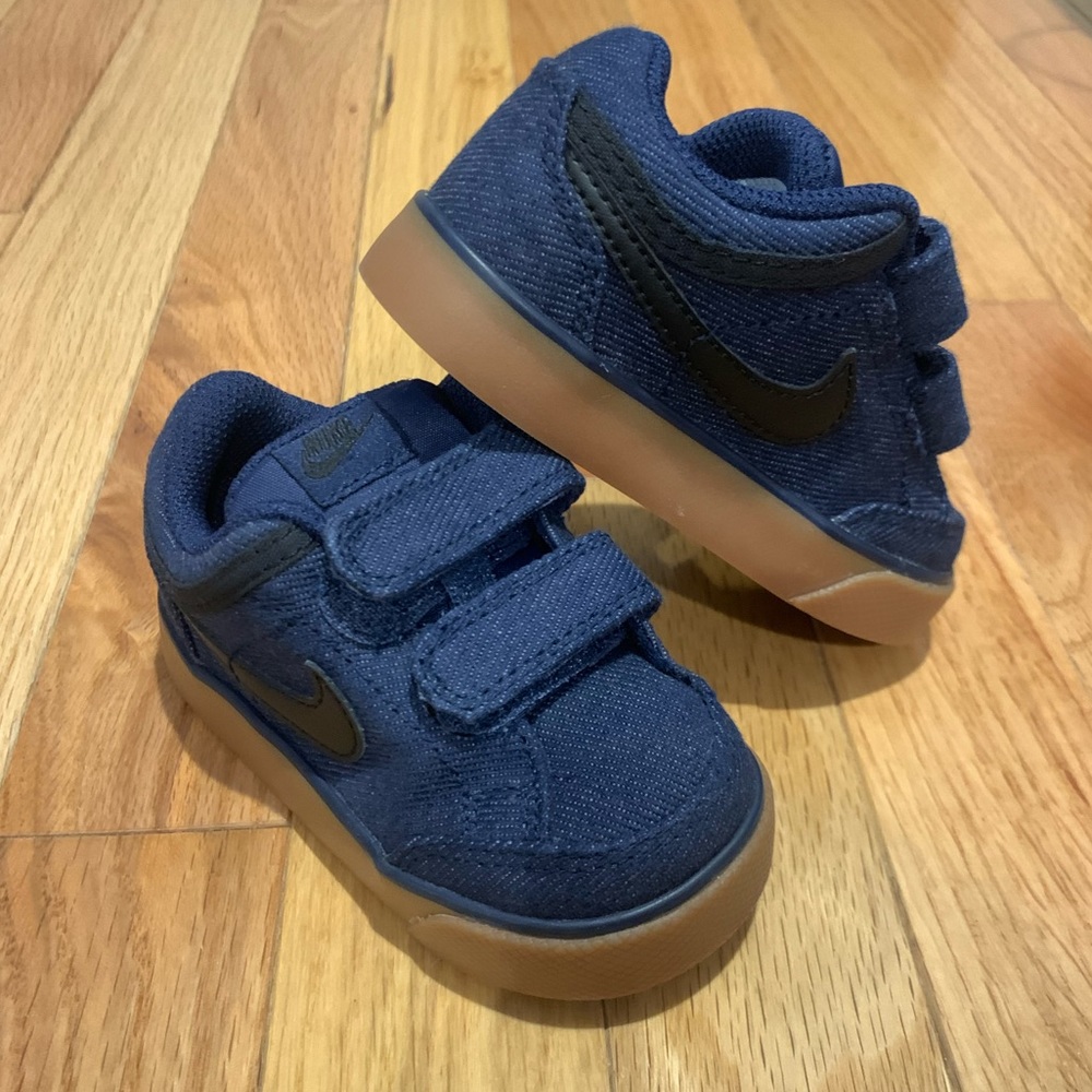 💙Nike Sneakers💙 - Picture 1 of 5